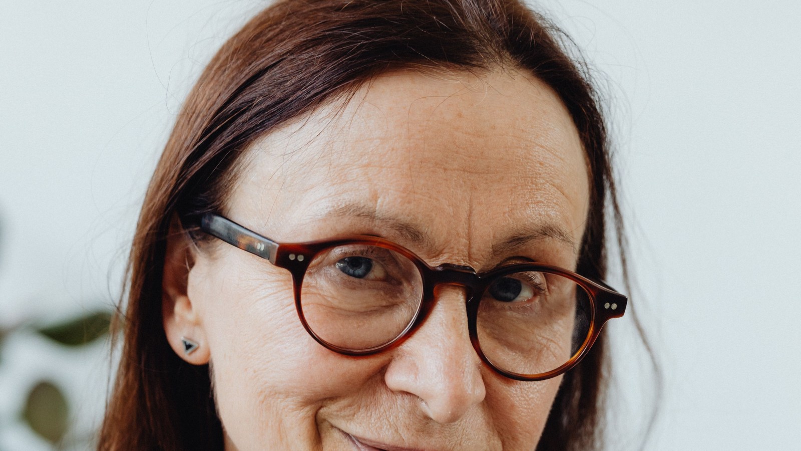 Mujer con gafas progresivas