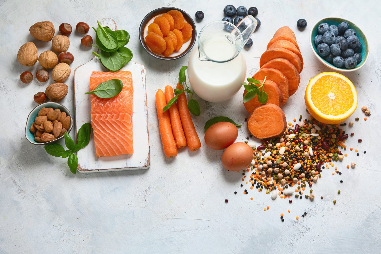 Verduras y alimentos variados dentro de una dieta equilibrada