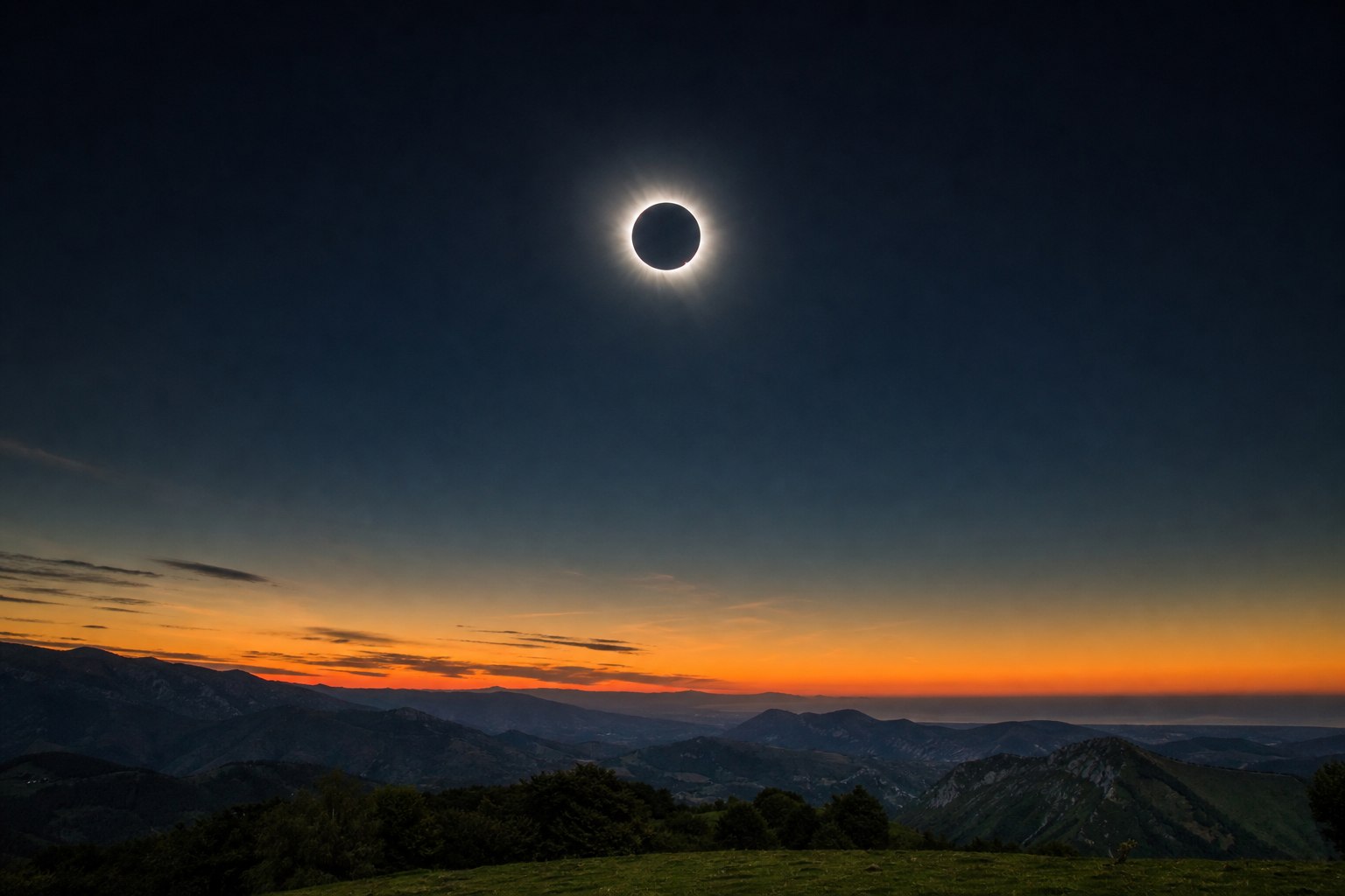 Eclipse total de Sol sobre las montañas de Asturias al atardecer