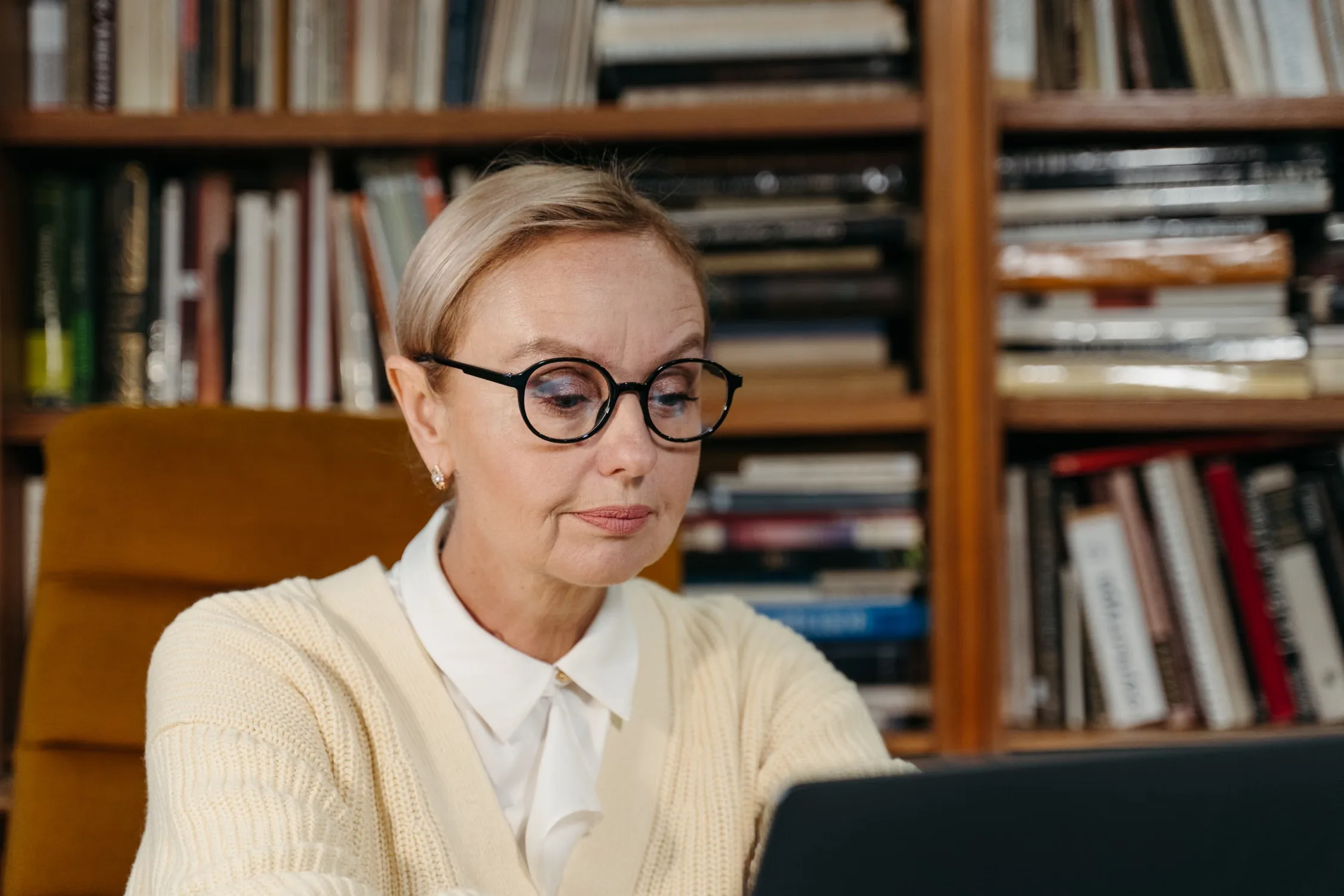 Mujer con gafas utilizando un ordenador