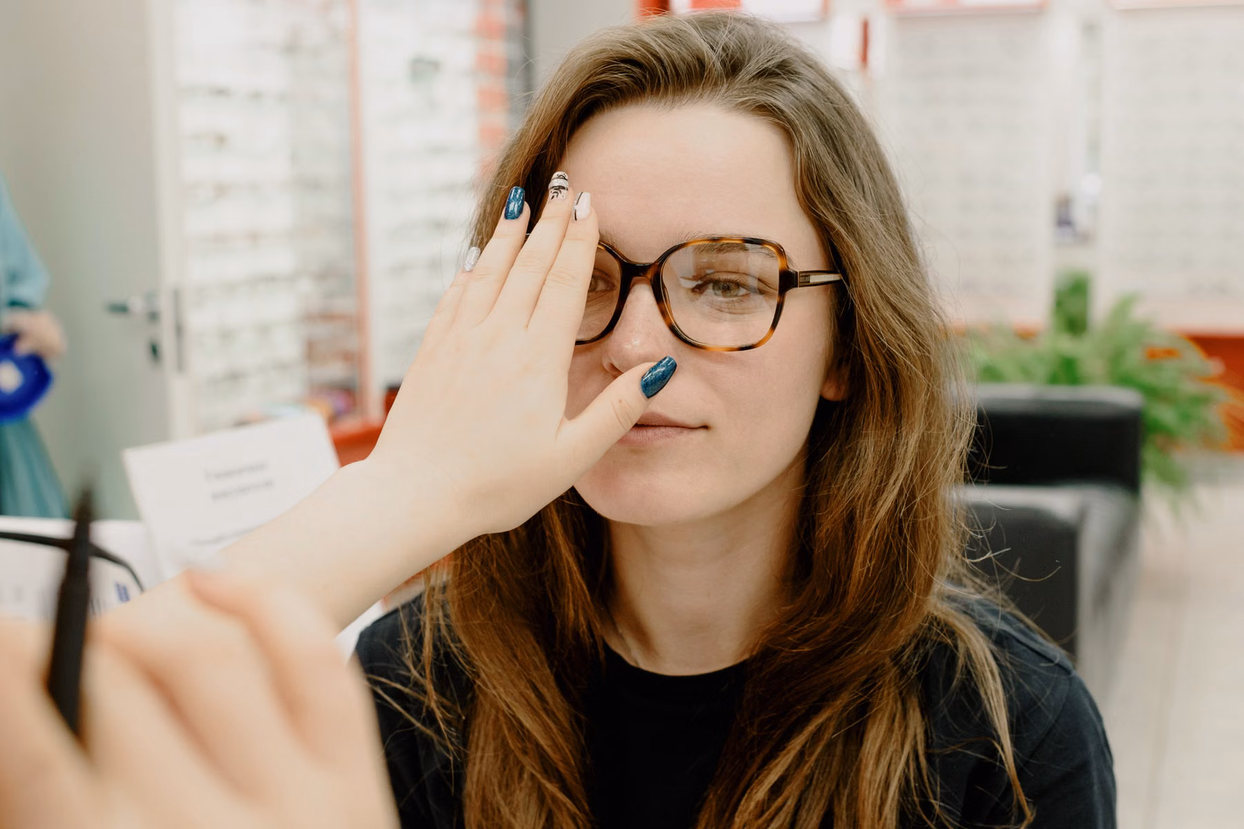 Ajuste profesional de una montura antes de medir lentes ocupacionales