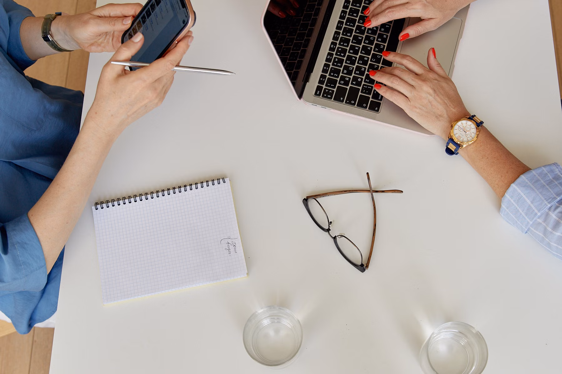 Puesto de trabajo con ordenador, documentos y gafas para visión intermedia