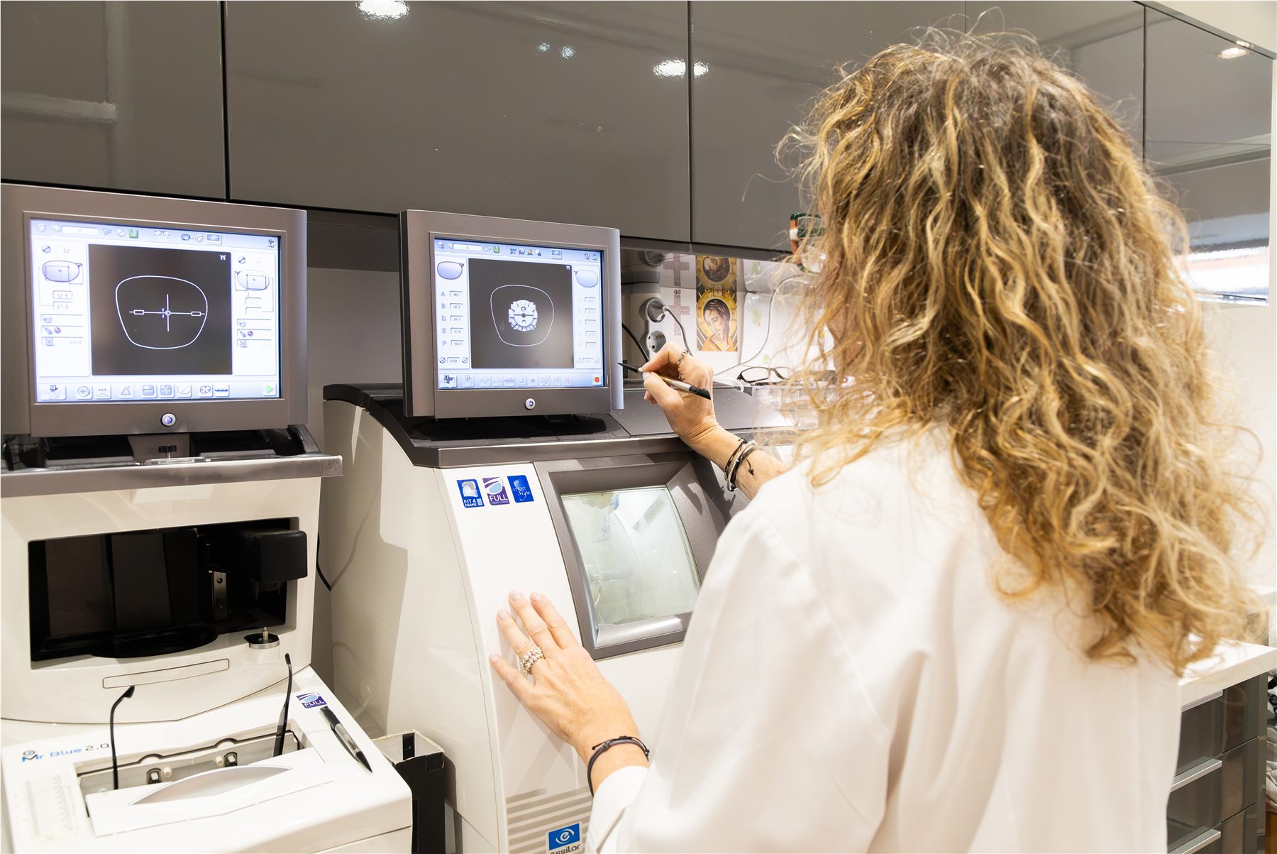 Configuración del montaje de lentes en el taller óptico propio de Óptima Visión en Oviedo